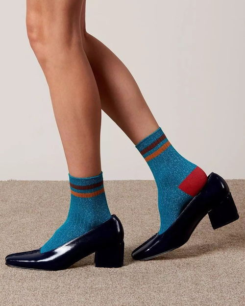 想要青春减龄又时髦,露出你的袜子