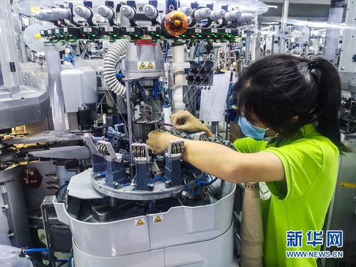 湖北郧阳 扶贫工厂织袜忙