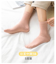 袜子穿搭新风尚 从隐形船袜到日系中筒袜的全方位指南