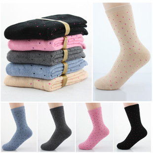 探索韩国点点秋冬女袜批发 加厚拉毛袜、毛巾袜引领时尚潮流